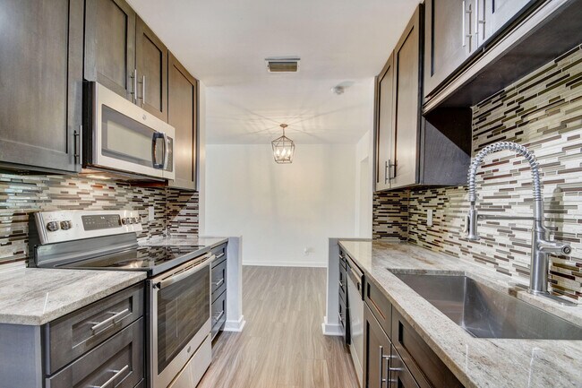 Building Photo - 1749 15th Ave N