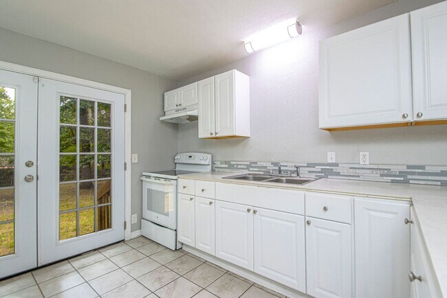 Building Photo - Charming 3-Bedroom Home with Large Fenced Backyard in Little Rock!