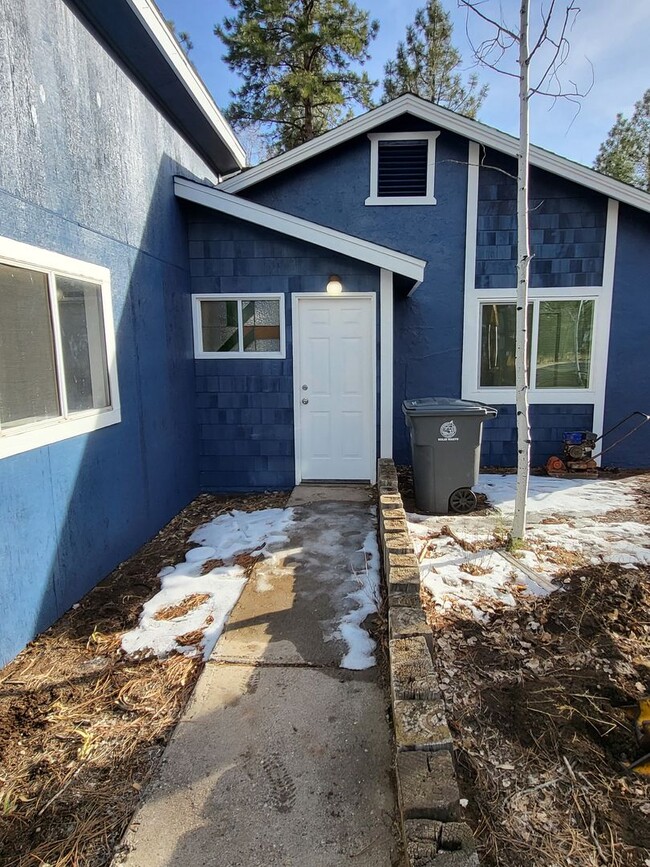 Building Photo - 2 Bedroom, 1 Bathroom - North of the Hospital