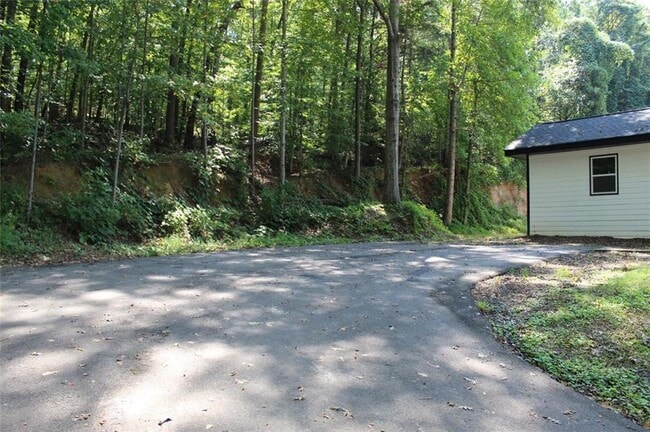Building Photo - 202 Henderson Falls Rd