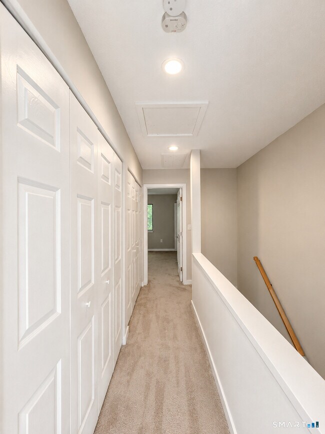 Building Photo - 5 Farmington Chase Crescent