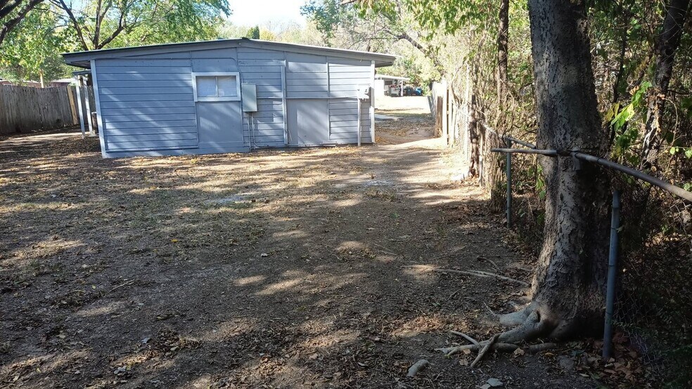 Building Photo - 2441 N Oswego Ave