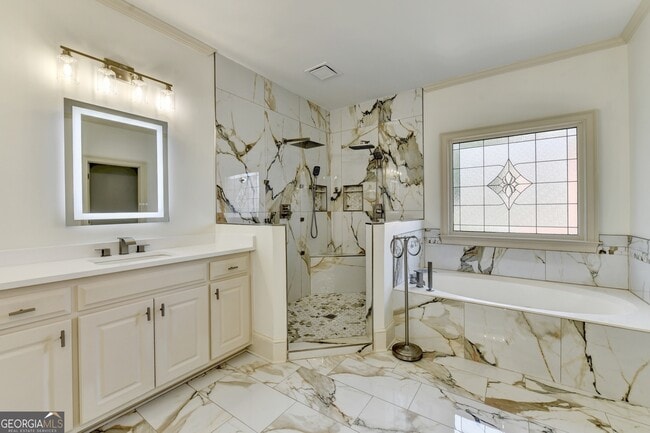 Building Photo - 8910 Pinehurst Cove