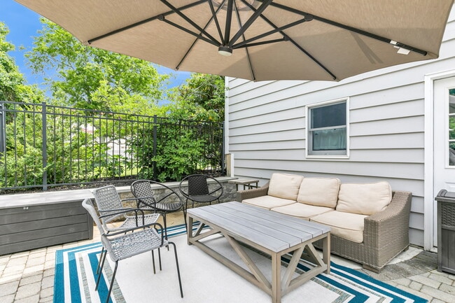 Building Photo - 16 Bingham Hill Cir