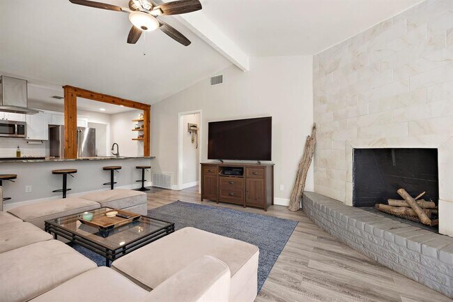 Building Photo - 1009 Rolling Green Cir