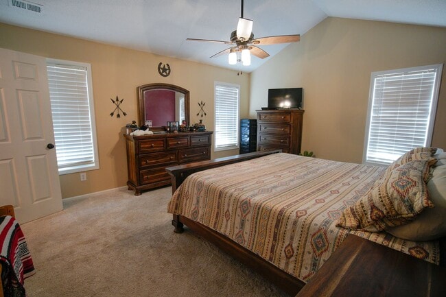 Building Photo - 218 English Walnut Dr