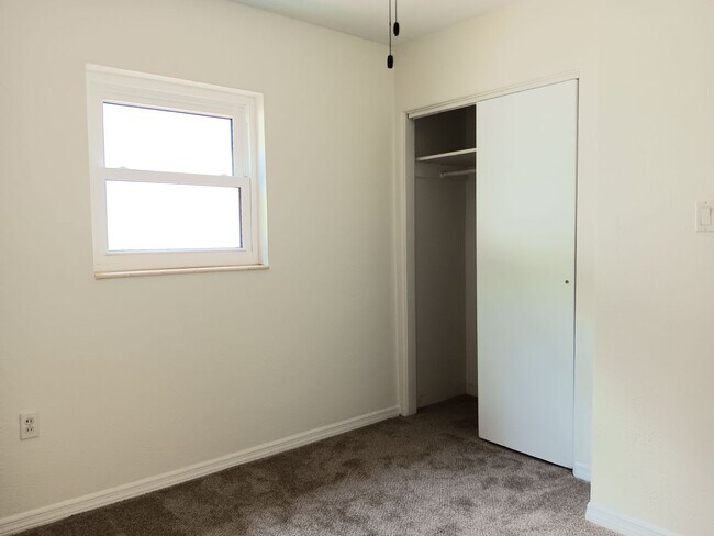 Building Photo - Big family room, granite & stainless kitch...