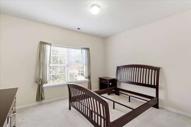 Building Photo - Spacious 5BR/3BA minutes from Ballantyne V...