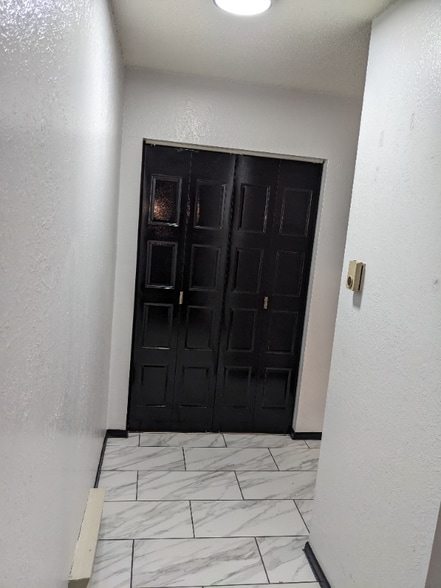 Building Photo - 300 Hopp Ave