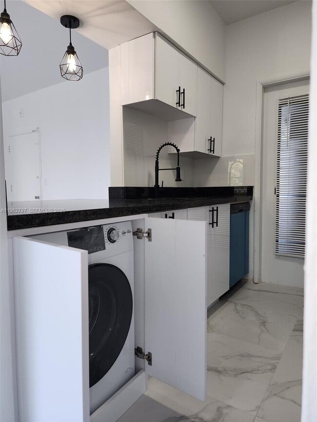 Building Photo - 2101 Normandy Dr