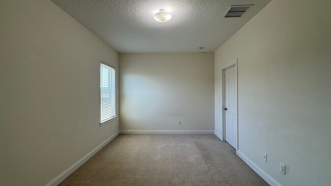 Building Photo - Beautiful 4B/3B with Bonus Office Space Fo...