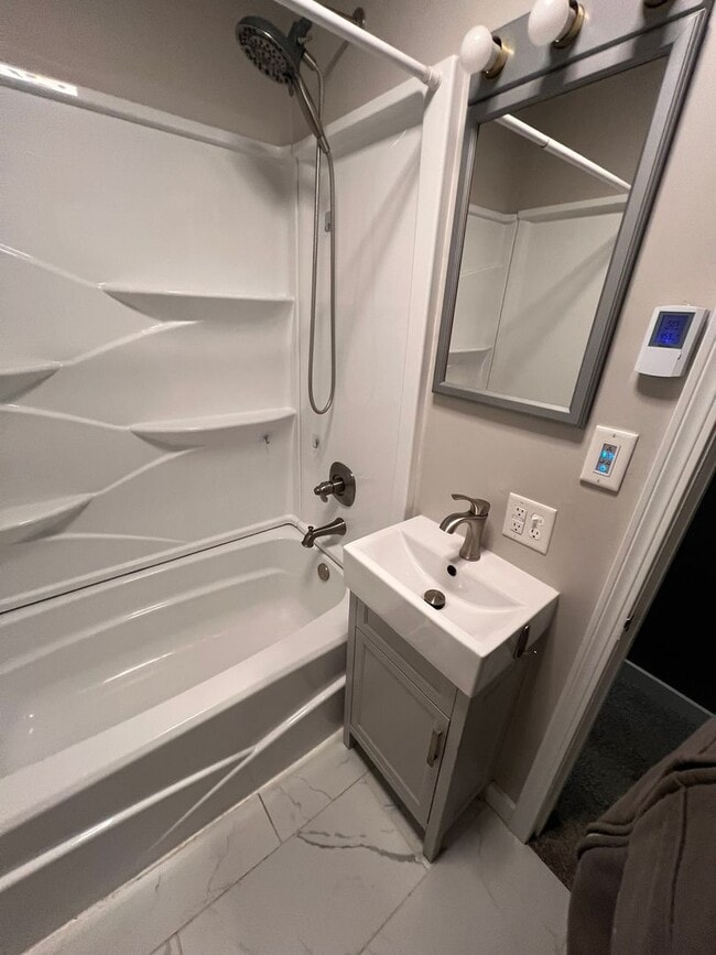 Building Photo - 2 bedroom home in Boone, fenced in yard, great for families!