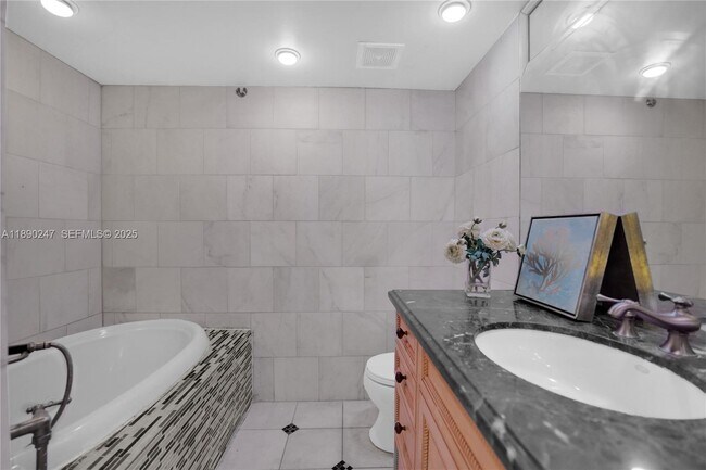 Building Photo - 2737 S Oakland Forest Dr