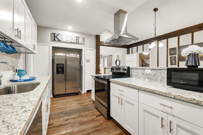 Building Photo - 4 br, 4.5 bath House - 1019 Milner Dr