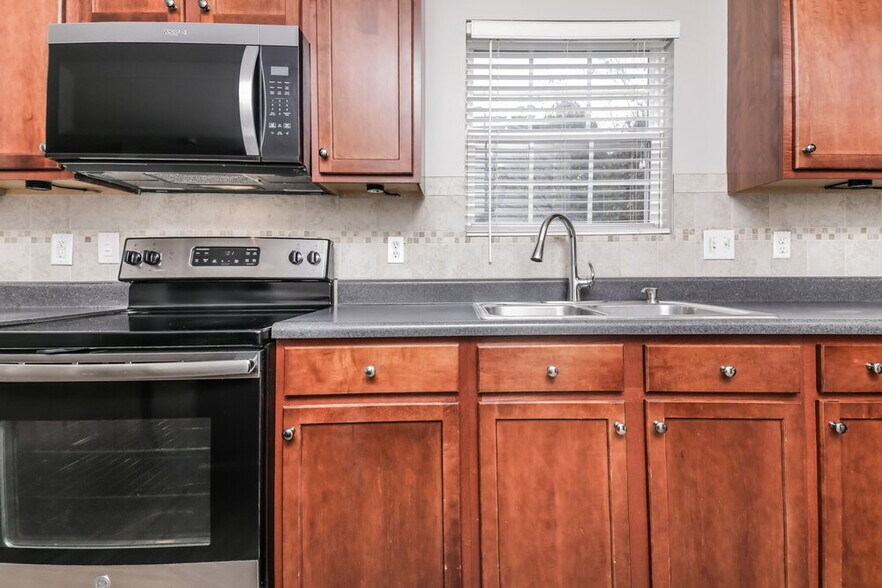 Building Photo - 242 River Hills Dr