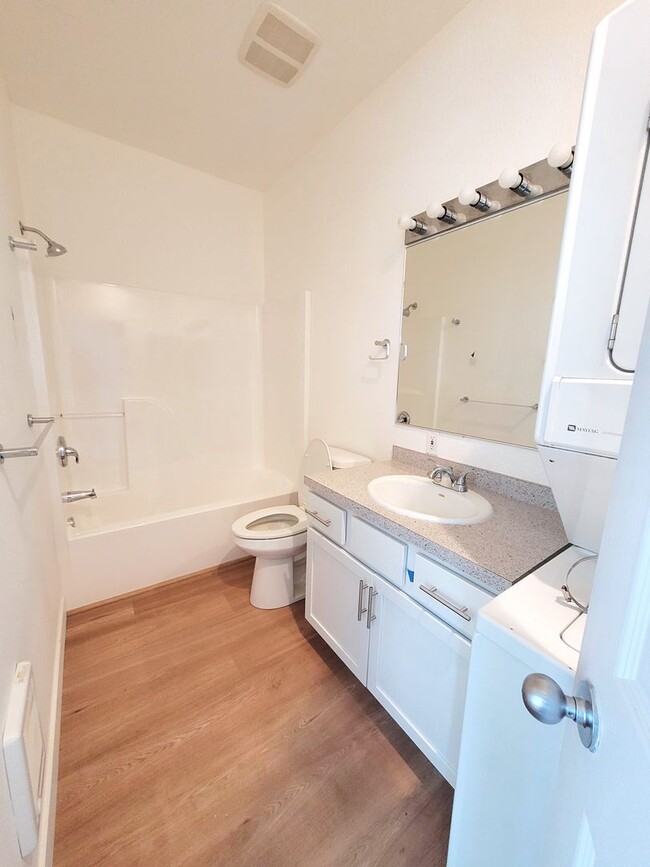 Building Photo - Updated Two Bedroom, Walk to Waterfront