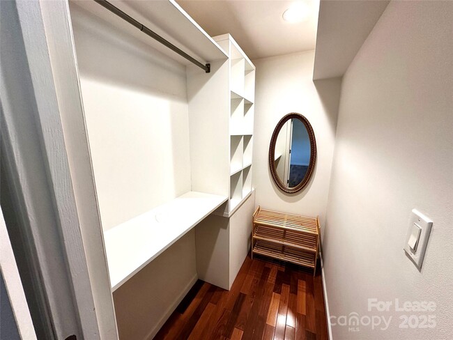 Building Photo - 2054 Hickory Hills Dr