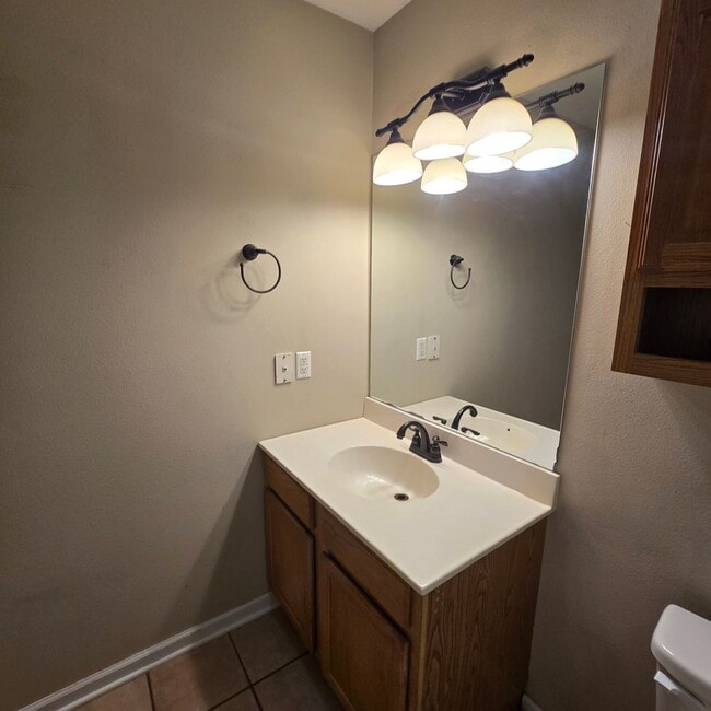 Building Photo - 2 Bedroom 1 Bath Condo Style Apartment