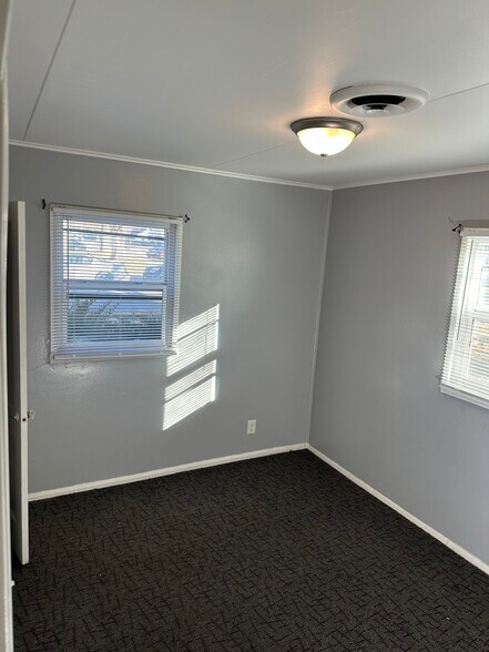 Building Photo - 2800 Darby Ln