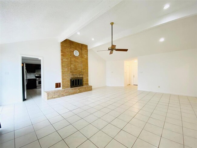 Building Photo - 16118 Pasadero Dr