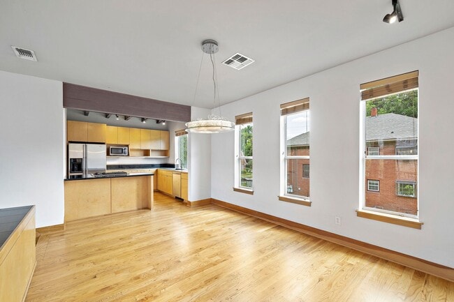 Building Photo - 1414 Rosewood St