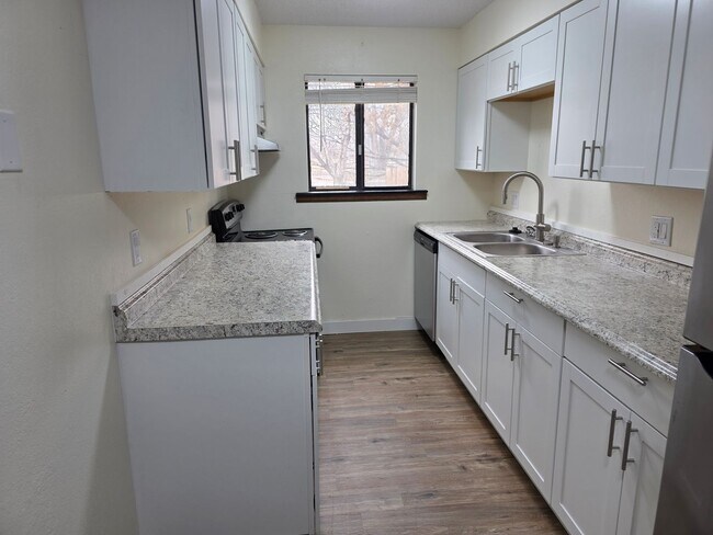 Building Photo - Remodeled 2 Bedroom, 1 Bathroom Apartment- Close to shopping!