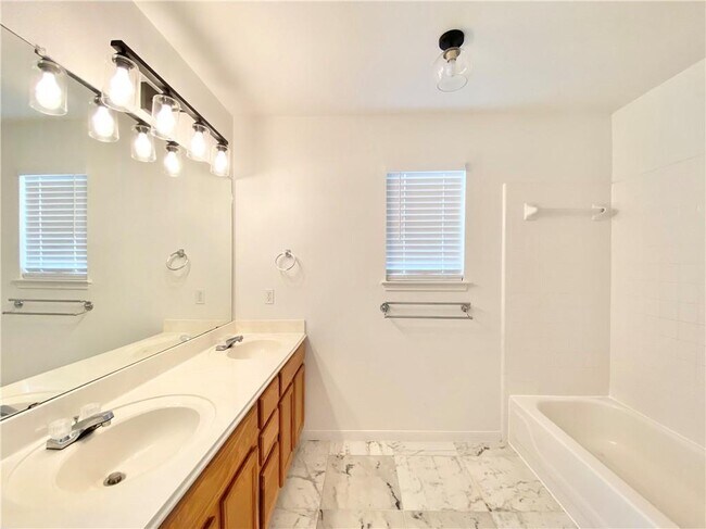 Building Photo - 811 Sonny Dr