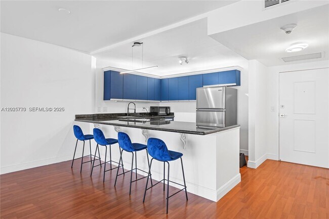 Building Photo - 2500 Parkview Dr