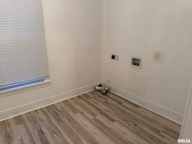 Building Photo - 105 6th Ave