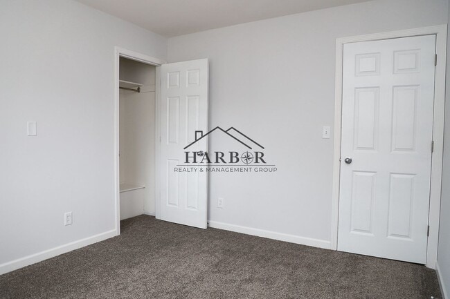 Building Photo - Single Family Home in SE Rochester Availab...