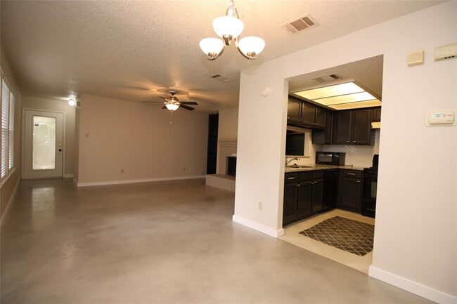 Building Photo - 7825 Beauregard Cir