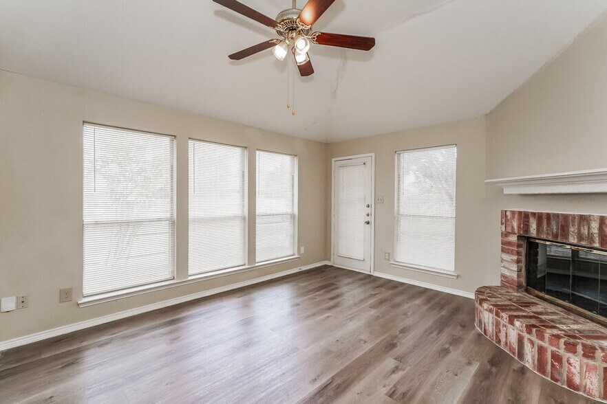 Building Photo - 4001 Periwinkle Dr