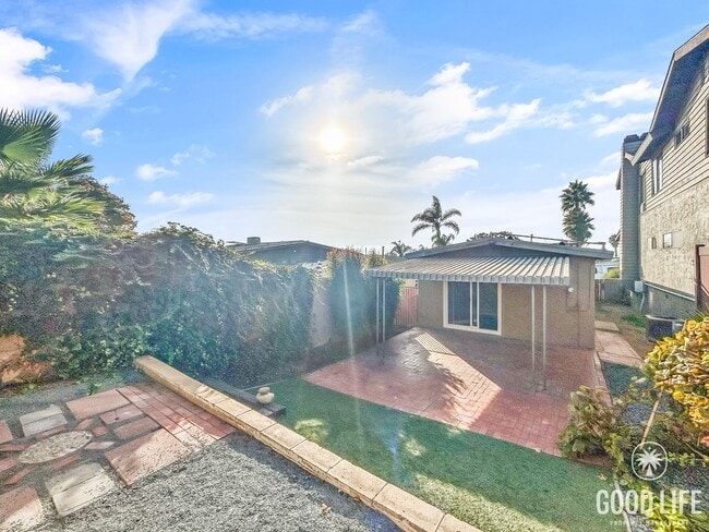 Building Photo - Beautiful 2BD/1BA W/ Large Backyard and Re...