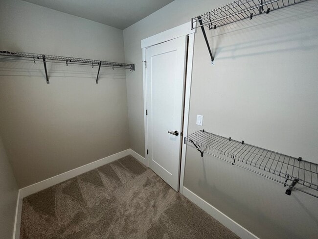 Building Photo - Beautiful 3 Bed/2.5 Bath Townhome - Community Pool and Fitness Center!