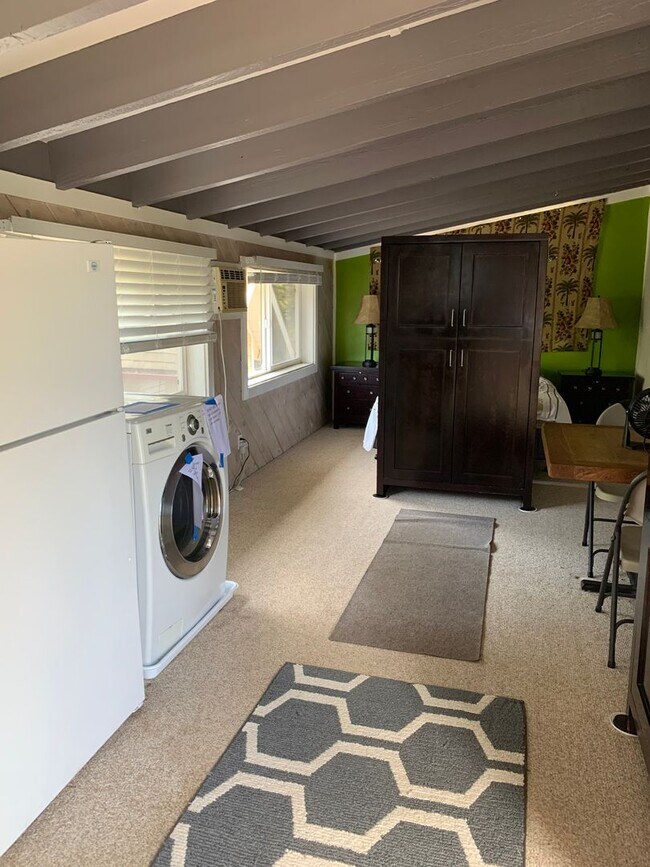 Building Photo - Quaint Kahana Studio- 50 yards to the beach!