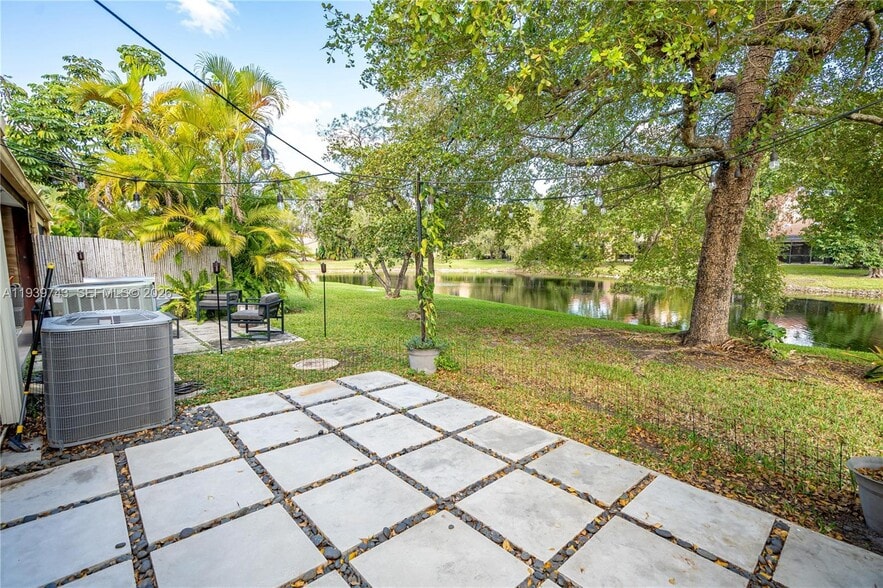 Building Photo - 3753 Estepona Ave