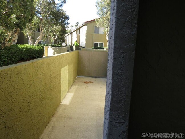 Building Photo - 7565 Charmant Dr