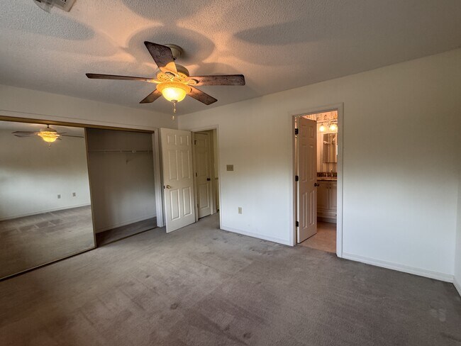 Building Photo - 806 Regatta Cir
