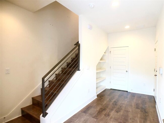 Building Photo - 3007 E 12th St