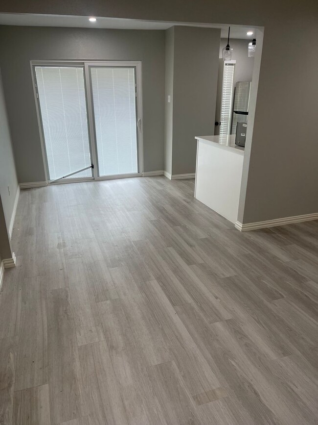 Building Photo - Newly Renovated One Bedroom Near SMU!