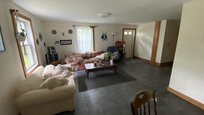 Building Photo - 279 Mast Rd