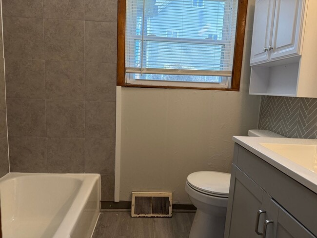 Building Photo - 113 Line Way