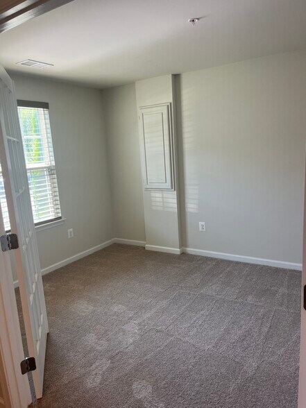 Building Photo - 10 Laurel Gate Ct