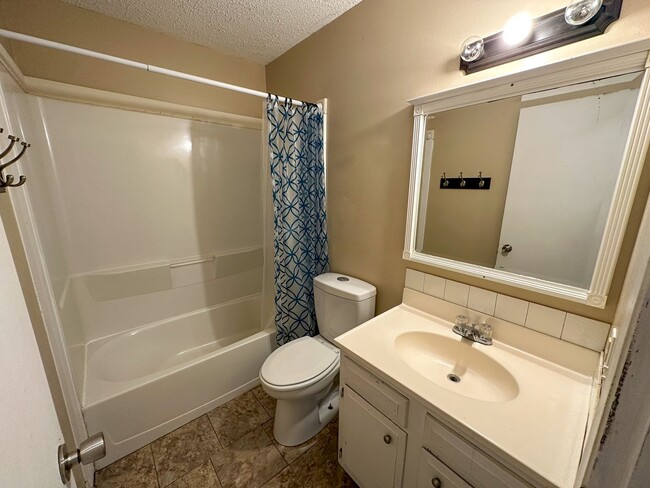 Building Photo - 1317 Woodstock Ave