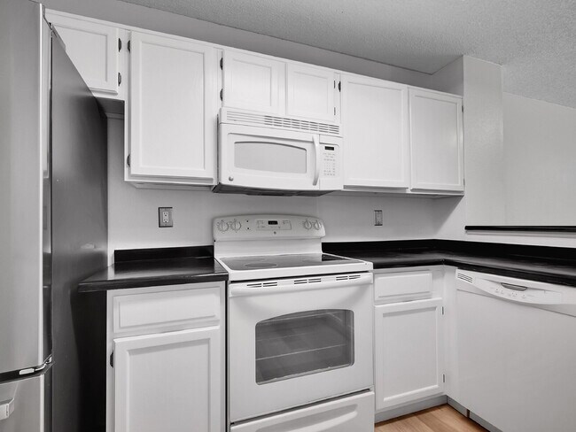 Building Photo - $2,395.00 2 bed, 2.5 bath townhome located...