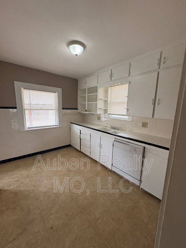 Building Photo - 5316 Harrison St