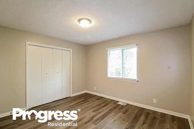 Building Photo - 632 Country Club Dr