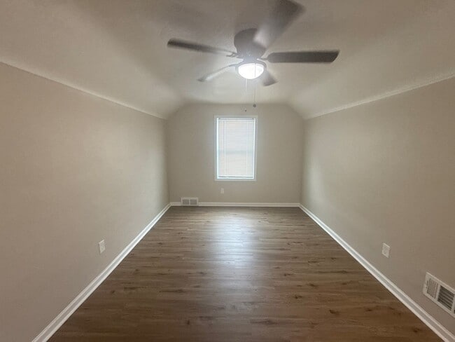 Building Photo - Beautiful 3-Bedroom Home – We Welcome Sect...