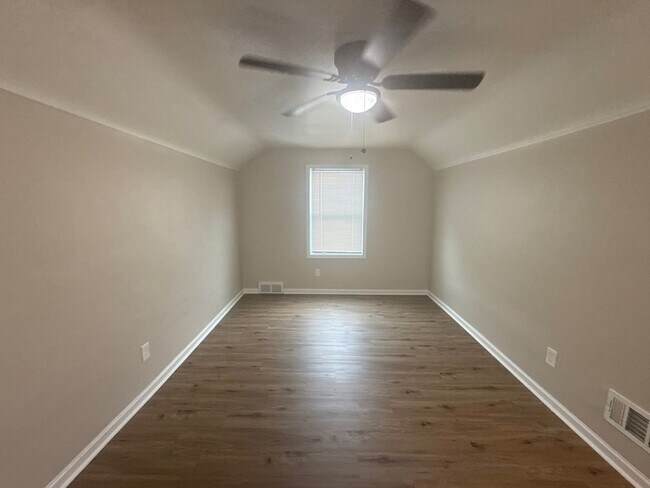 Building Photo - Freshly Renovated 3-Bedroom Home – Quality...
