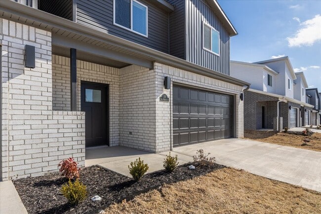 Building Photo - 717 Sun Meadow Dr